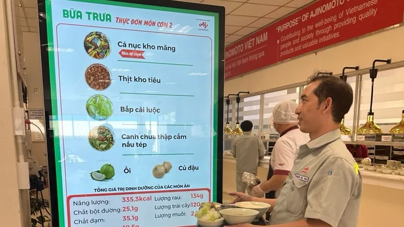 Thông tin dinh dưỡng trong khẩu phần ăn được chia sẻ cho nhân viên qua màn hình led tại căn tin