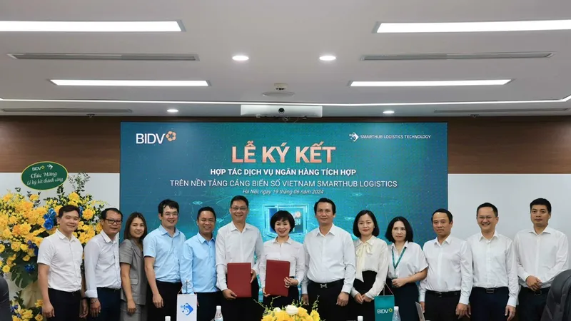 Bà Đỗ Thị Thanh Huyền, Giám đốc Ban Chính sách sản phẩm bán buôn BIDV và ông Nguyễn Anh Việt, Tổng giám đốc Công ty SLT ký kết Biên bản ghi nhớ