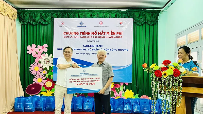 Ông Vũ Quang Lãm, Chủ tịch Hội đồng quản trị SAIGONBANK trao bảng biểu trưng tài trợ 1.000 ca mổ mắt cho ông Trần Thành Long, Chủ tịch Hội Bảo trợ Bệnh nhân nghèo TPHCM