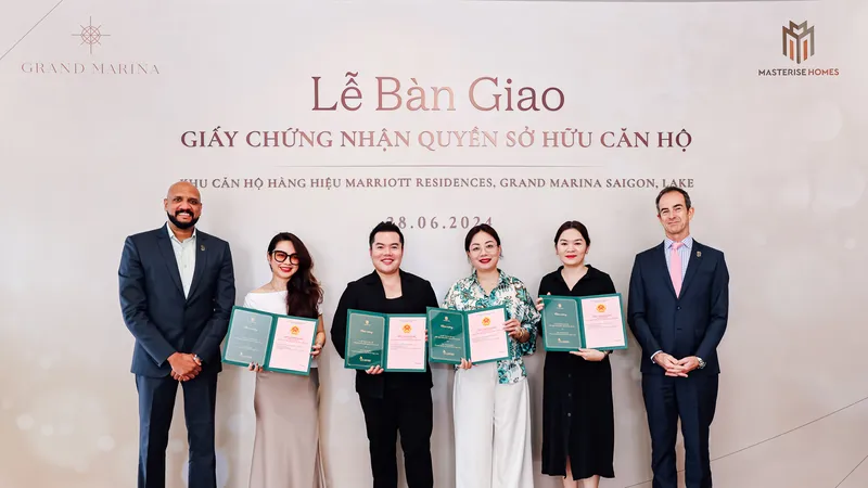 Masterise Homes bàn giao sổ hồng căn hộ hàng hiệu Marriott đầu tiên tại Việt Nam
