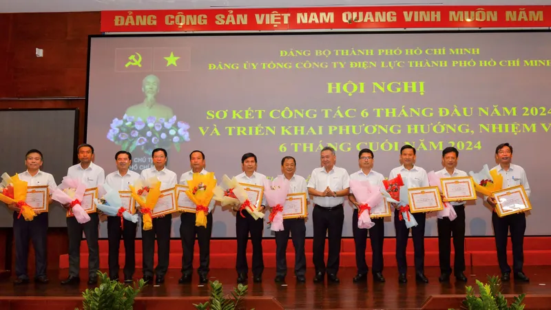 Đồng chí Phạm Quốc Bảo - Bí thư Đảng ủy, Chủ tịch HĐTV Tổng Công ty (thứ 5 từ phải sang) trao hoa và giấy khen cho các đảng viên hoàn thành xuất sắc nhiệm vụ 5 năm liền (2019-2023)