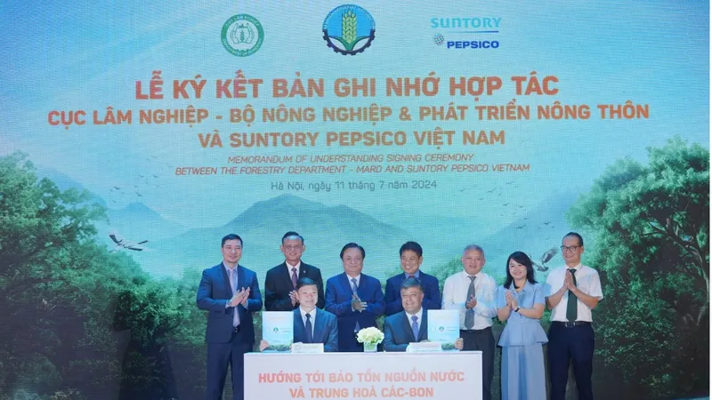 Cục trưởng Cục Lâm nghiệp Trần Quang Bảo và ông Jahanzeb Khan, Tổng Giám đốc Điều hành Suntory PepsiCo Việt Nam ký kết hợp tác
