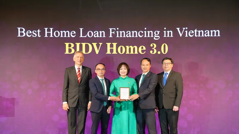 Đại diện BIDV nhận giải thưởng Sản phẩm vay nhà ở tốt nhất Việt Nam
