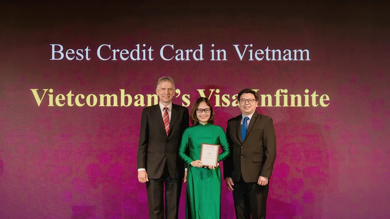 Bà Trần Thị Hạnh, Trưởng phòng Phát triển Sản phẩm Bán lẻ đại diện Vietcombank nhận giải Thẻ tín dụng tốt nhất Việt Nam năm 2024