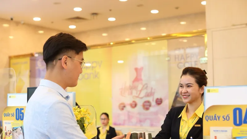 Khách hàng giao dịch tại Nam A Bank