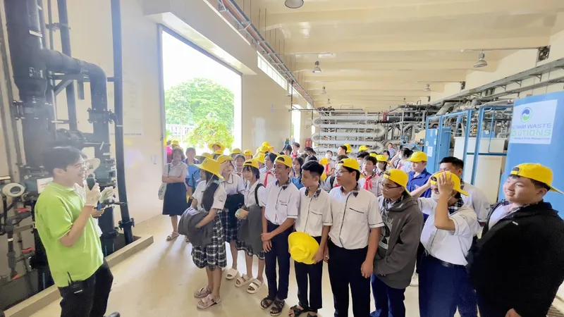 Các em học sinh bày tỏ niềm vui khi tham quan tìm hiểu cách thức hoạt động của nhà máy xử lý rác thải hiện đại