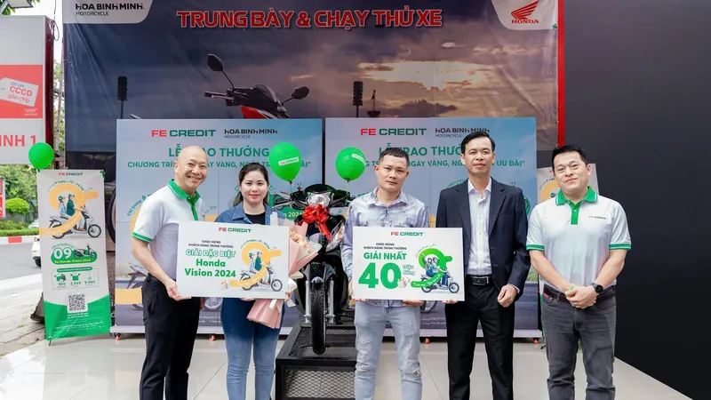 Đại diện FE CREDIT trao giải đến 2 khách hàng may mắn trong chương trình “9 ngày vàng - Ngập tràn ưu đãi” và “9 tuần vàng – Ngập tràn ưu đãi”