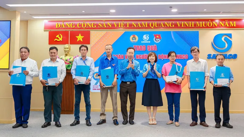 Trao quà chăm lo người lao động hoàn cảnh khó khăn