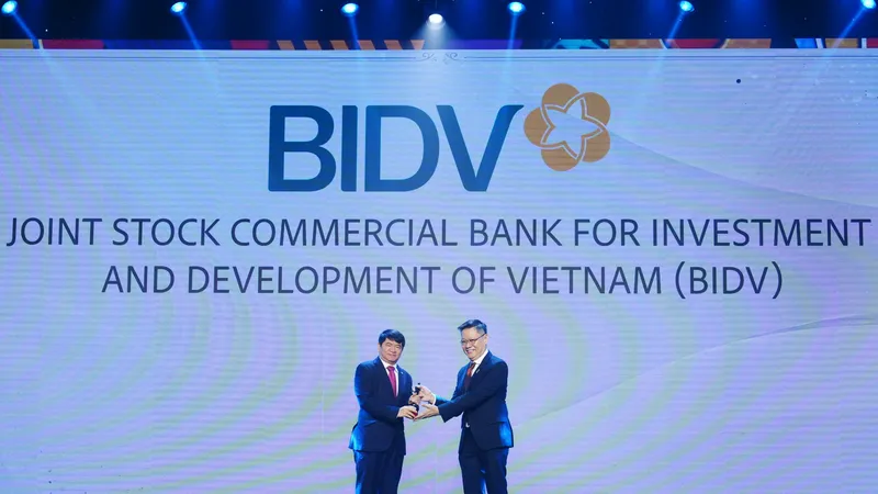 Ông Lê Trung Thành, Phó Tổng Giám đốc BIDV đại diện ngân hàng nhận giải thưởng “Nơi làm việc tốt nhất châu Á”, tại TPHCM, ngày 8-8-2024