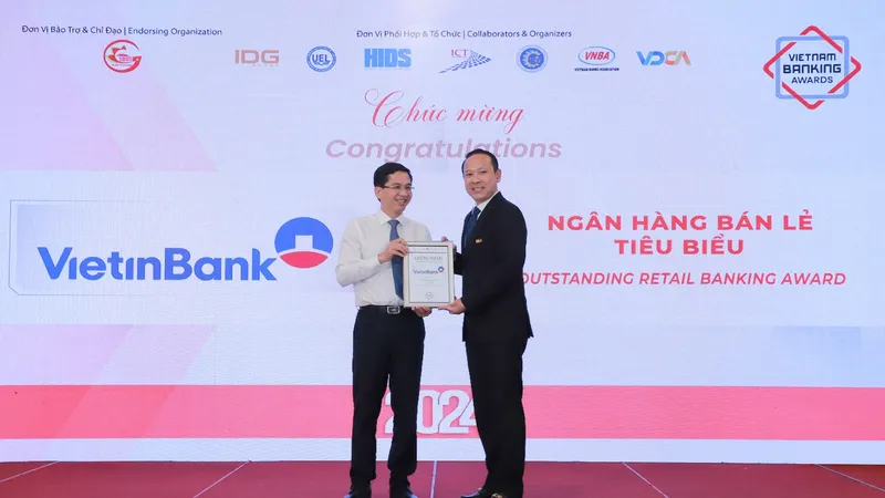 Ông Phạm Quốc Long (bên phải), Giám đốc Trung tâm khách hàng phía Nam đại diện VietinBank nhận giải thưởng