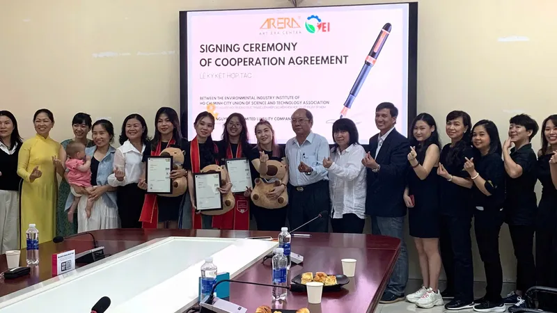 Các học viên cùng đại diện của chương trình và đơn vị tổ chức tại Lễ tốt nghiệp khóa 1