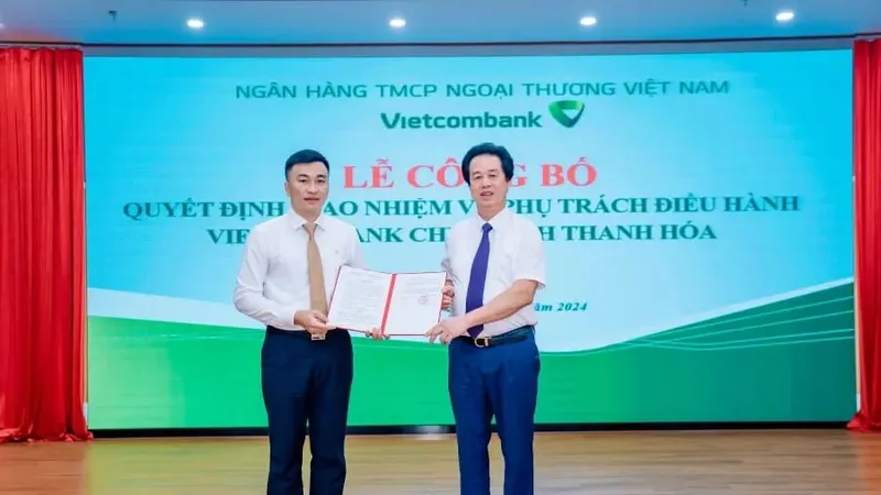 Ông Nguyễn Mỹ Hào, Thành viên HĐQT Vietcombank (bên phải) trao quyết định cho ông Lê Như Tú, tân Phó Giám đốc phụ trách điều hành Vietcombank Thanh Hóa