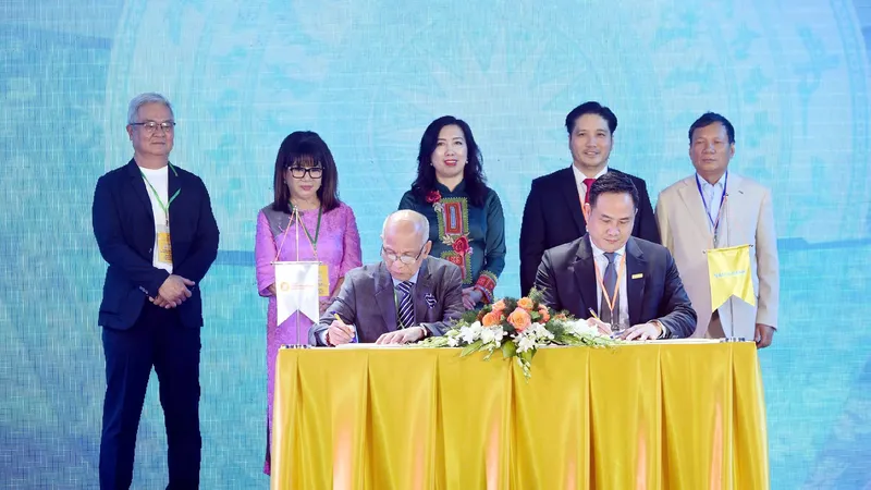 Đại diện Nam A Bank và Hiệp hội Doanh nhân Việt Nam ở nước ngoài ký kết biên bản ghi nhớ hợp tác chiến lược
