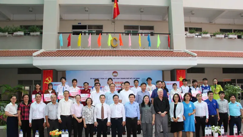 Đại diện VWS, Uỷ ban Mặt trận Tổ quốc TPHCM chụp ảnh lưu niệm cùng thầy cô và các sinh viên nhận học bổng