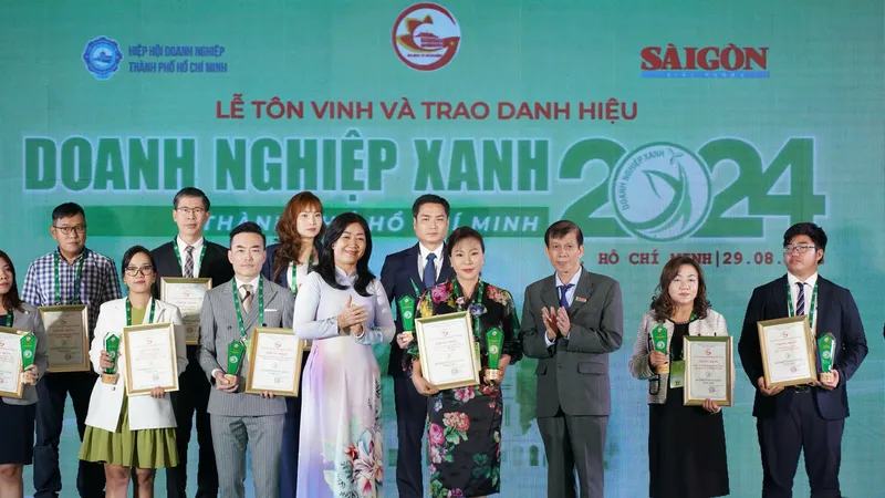 Bà Nguyễn Thùy Trang, Thành Viên hội đồng thành viên Công ty TNHH SX&TM Tân Quang Minh vinh dự nhận giải thưởng