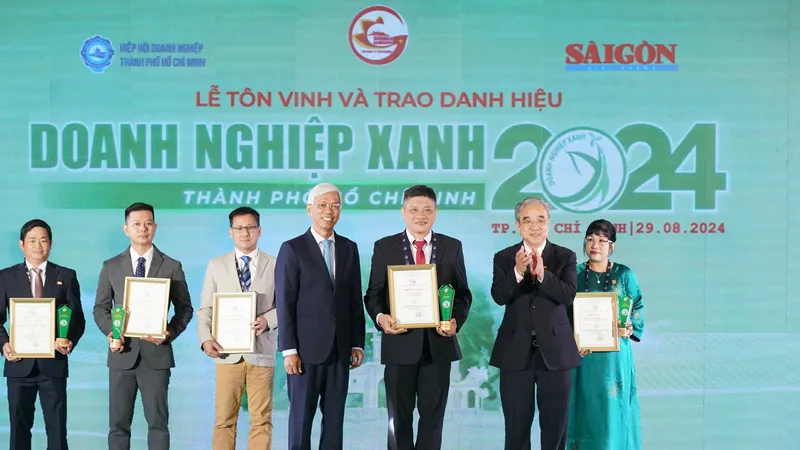 Ông Nguyễn Thanh Quan, Phó Tổng Giám đốc kỹ thuật Công ty Cổ phần Nhựa Bình Minh nhận giải thưởng