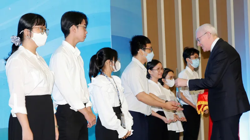 Sinh viên Trường Đại học Sư phạm TPHCM nhận học bổng Đinh Thiện Lý lần 21-2023