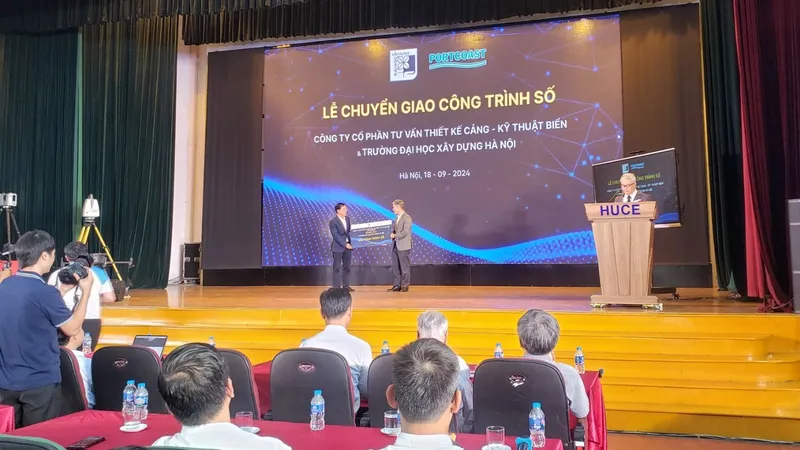 Bàn giao mô hình số ba ngôi làng cổ giữa Công ty Portcoast và Đại học Xây dựng