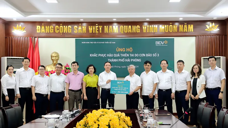 Ông Trần Xuân Hoàng, Phó Bí thư Thường trực Đảng ủy, Ủy viên HĐQT BIDV - đại diện ngân hàng, trao kinh phí ủng hộ khắc phục hậu quả thiên tai do cơn bão số 3 tại thành phố Hải Phòng