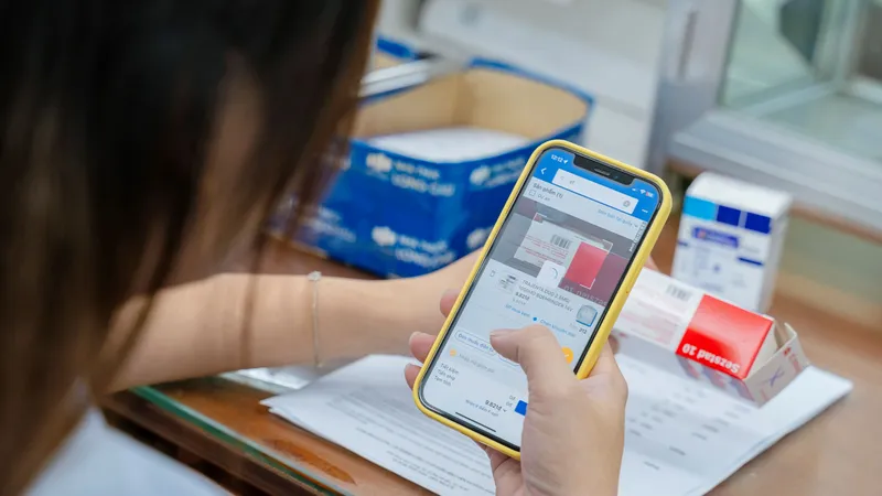 Chỉ vài thao tác đơn giản trên điện thoại, nhân viên Long Châu có thể xử lý đơn thuốc trong tích tắc
