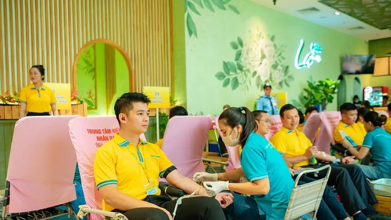 CBNV Nam A Bank tham gia hiến máu tại Ngày Hội đỏ 2024