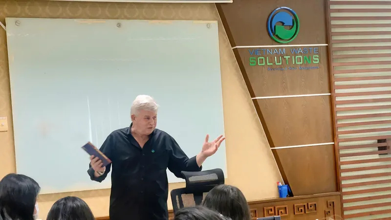Ông Kevin Moore giới thiệu về quá trình thành lập và quy trình xử lý chất thải đến các em học sinh