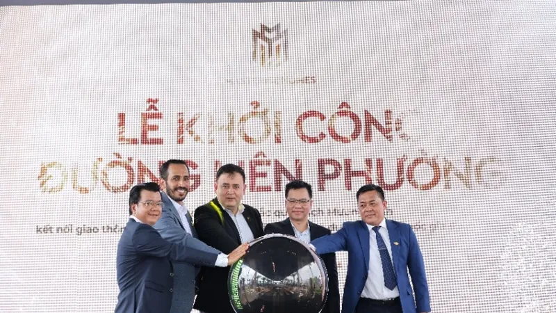 Các đại biểu thực hiện nghi thức lễ khởi công