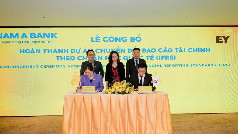 Đại diện Nam A Bank và EY Việt Nam ký kết hoàn thành dự án IFRS
