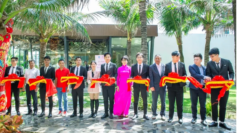 Đại diện ban lãnh đạo chủ đầu tư cắt băng khai trương căn hộ mẫu Polaris