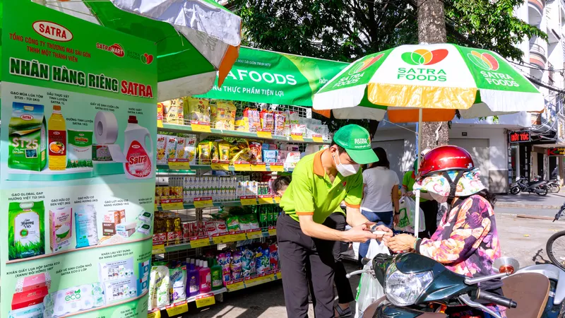 Tuổi trẻ SATRA đã phát huy được tinh thần xung kích, tình nguyện, tiên phong để hoàn thành nhiệm vụ chuyên môn trong các hoạt động bán hàng lưu động. Ảnh: SATRA