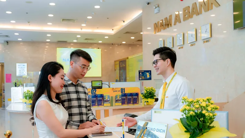 Khách hàng giao dịch tại Nam A Bank