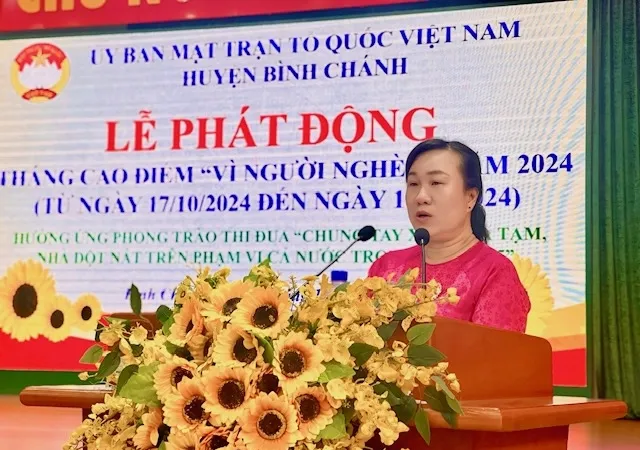 Bà Trương Thoại Linh, Phó chủ tịch Ủy Ban Mặt trận Tổ quốc huyện Bình Chánh phát biểu tại sự kiện