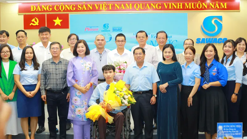 Ban tổ chức trao giải và chúc mừng các tác giả đạt giải cuộc thi