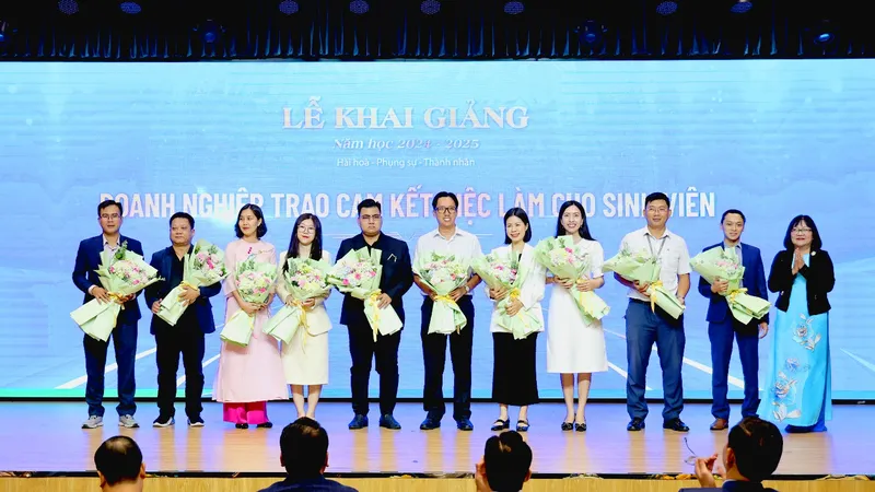 PGS.TS Nguyễn Thị Thu Trang, Phó Hiệu trưởng Trường Đại học Văn Hiến (bìa phải) tặng hoa cảm ơn doanh nghiệp cam kết việc làm cho sinh viên
