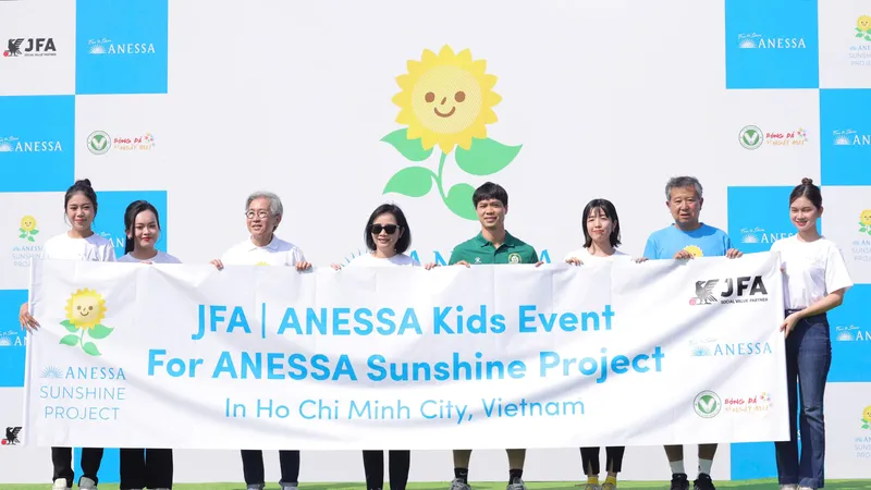 Các đại diện của Anessa, Liên đoàn bóng đá Nhật Bản JFA cùng cầu thủ Nguyễn Công Phượng chụp ảnh lưu niệm