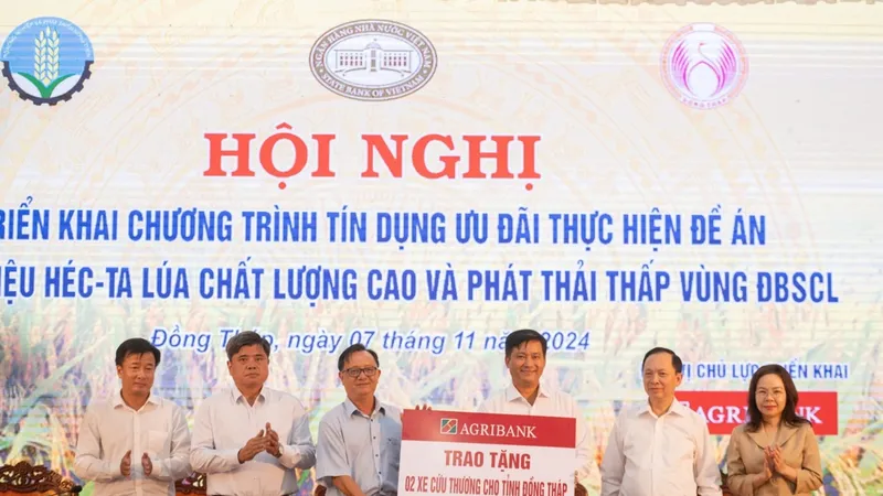 Nhân sự kiện này, Agribank đã trao tặng tài trợ 2 xe cứu thương trị giá 2,5 tỷ đồng cho Hội Chữ thập đỏ tỉnh Đồng Tháp, góp phần có thêm nguồn lực cho công tác y tế, an sinh xã hội tại địa phương