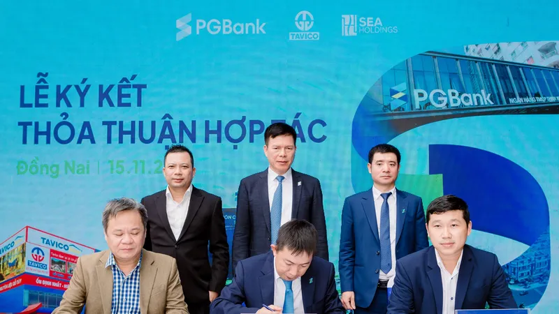 Ông Lê Thanh Phương, Giám Đốc Ngân hàng PGBank chi nhánh Đồng Nai ký kết thỏa thuận hợp tác với Tavico Group, Seaholding Group