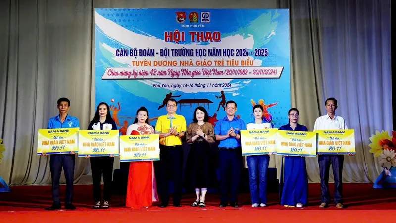 Đại diện Nam A Bank trao quà tri ân đến thầy cô giáo