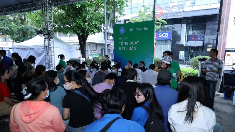 Sau các bước khám bệnh, người dân được bác sĩ kết luận tổng quát và tư vấn các thông tin về sức khỏe
