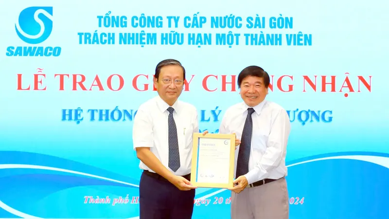 Đại diện SAWACO nhận Giấy chứng nhận hệ thống quản lý chất lượng theo tiêu chuẩn TCVN ISO 9001:2015/ISO 9001:201518:32