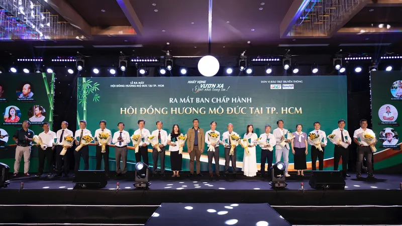 15 thành viên BCH Hội đồng hương Mộ Đức tại TPHCM ra mắt toàn thể bà con xa quê