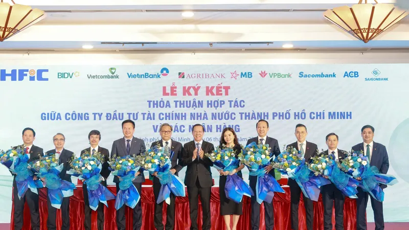 Ông Phùng Duy Khương (thứ 3 từ phải vào) đại diện VPBank tham dự lễ ký kết