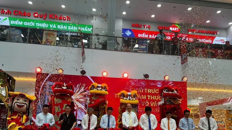 Các đại biểu cắt băng khai trương Trung tâm Trung tâm Thương mại SATRA Võ Văn Kiệt, quận 6, TPHCM
