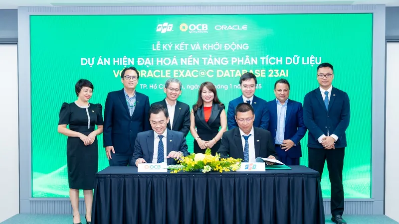 Đại diện OCB và Tập đoàn FPT cùng ký kết triển khai giải pháp Oracle Exadata Cloud at Customer
