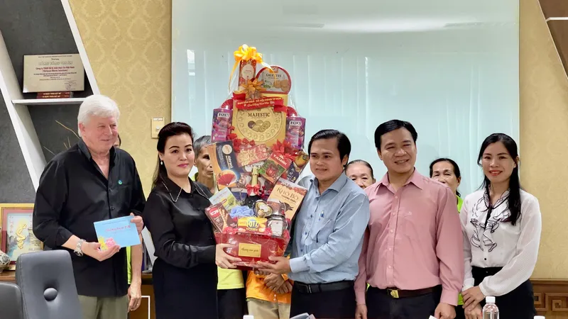 Đại diện Hội đồng Nhân dân TPHCM đã đến thăm, chúc tết và động viên tập thể lãnh đạo, công nhân viên và người lao động đang làm việc tại Công ty VWS
