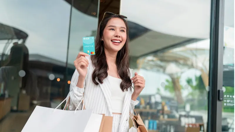 Khách hàng tận hưởng ưu đãi khi thanh toán với thẻ OCB
