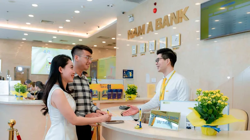 Khách hàng giao dịch tại Nam A Bank