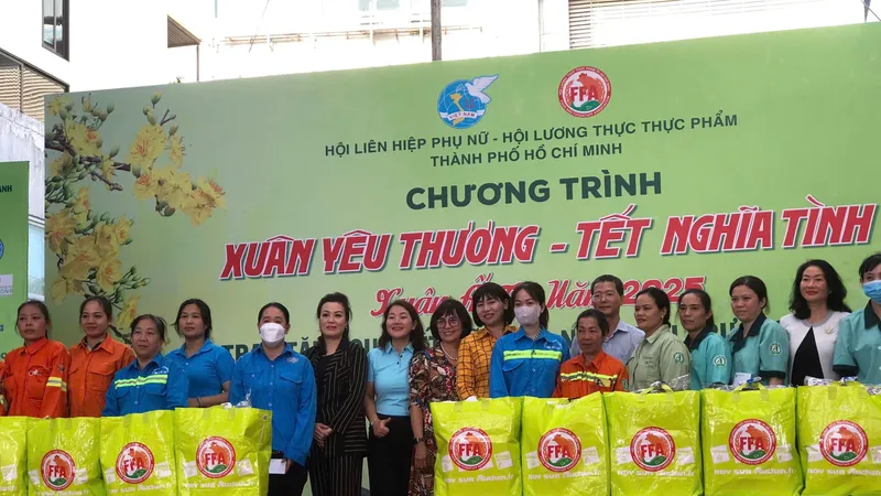 Trao tặng quà xuân Ất Tỵ năm 2025 đến hơn 300 nữ công nhân đang làm công việc vệ sinh đường phố, thu gom rác khu dân cư góp phần bảo vệ môi trường