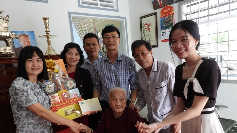 Đại diện Trường Đại học Cửu Long tặng quà tết và trao tiền hỗ trợ cho gia đình mẹ Đặng Thị Nhung