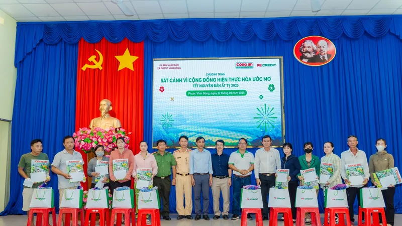 FE CREDIT cùng đại diện chính quyền trao tặng quà Tết cho bà con xã Phước Vĩnh Đông, huyện Cần Giuộc, Long An
